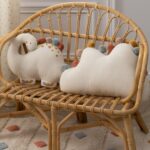 Cojín infantil nube pompons - Imagen 6