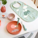 Babero con velcro Happy Clouds verde - Imagen 2