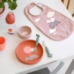 Babero con velcro Happy Clouds rosa - Imagen 2