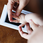 Marco pared babyprints blanco - Imagen 6