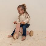 Triciclo de madera rosa - Imagen 3