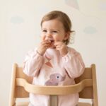 Babero con bolsillo y mangas Playground powder - Imagen 2