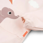 Babero con bolsillo y mangas Playground powder - Imagen 3
