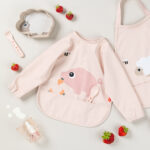 Babero con bolsillo y mangas Tiny Farm rosa - Imagen 3