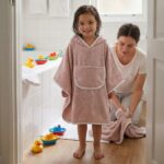 Poncho M 2-4 años 65cm. plain rosa - Imagen 3