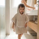 Poncho M 2-4 años 65cm. plain piedra - Imagen 2