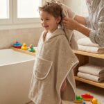 Poncho M 2-4 años 65cm. plain piedra - Imagen 3