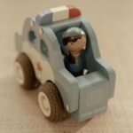 Coche de policía de madera - Imagen 4