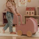 Carro de madera para muñecas rosa - Imagen 2