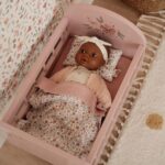 Cunita de madera con textil - Imagen 3