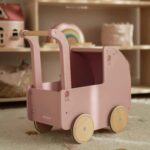 Carro de madera para muñecas rosa - Imagen 3