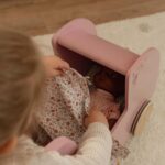 Carro de madera para muñecas rosa - Imagen 4