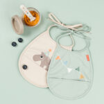 Pack de dos baberos con bosillo Celebration sand green - Imagen 2