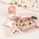 Plato con dos compartimentos Tiny Farm rosa - Imagen 2