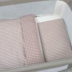 Edredón+bajera+almohada minicuna 90x50cm Praliné Vichy/rayas moka - Imagen 7