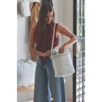 Bolsa Bucket Little Bloom Flor Gris - Imagen 2