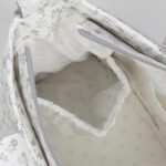 Bolso Crossbody Piel Little Bloom Flor Gris - Imagen 13