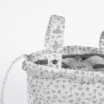 Bolsa Bucket Little Bloom Flor Gris - Imagen 9