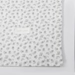 Sábana Ajustable para Cuco + Muselina Little Bloom Flor Gris - Imagen 3