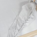 Sábana Bajera Ajustable para Cuna Little Bloom Vichy Gris (120x60 cm) - Imagen 4