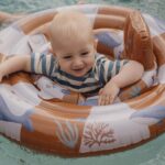Flotador para Bebé Océano con Asiento de Seguridad de Little Dutch - Imagen 6