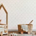 Papel pintado infantil mariposas y abejas gris topo - Imagen 2